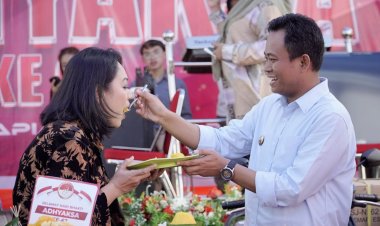 Hadiri Syukuran Hari Bhakti Adhyaksa ke-63 di Kejari, Wabup Rohil Lakukan Pemotongan Tumpeng