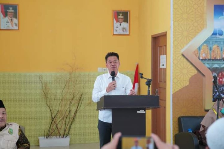 Bupati Rohil Sambut 369 Jemaah Haji Kloter BTH -08 yang Tiba di DHA Provinsi Riau
