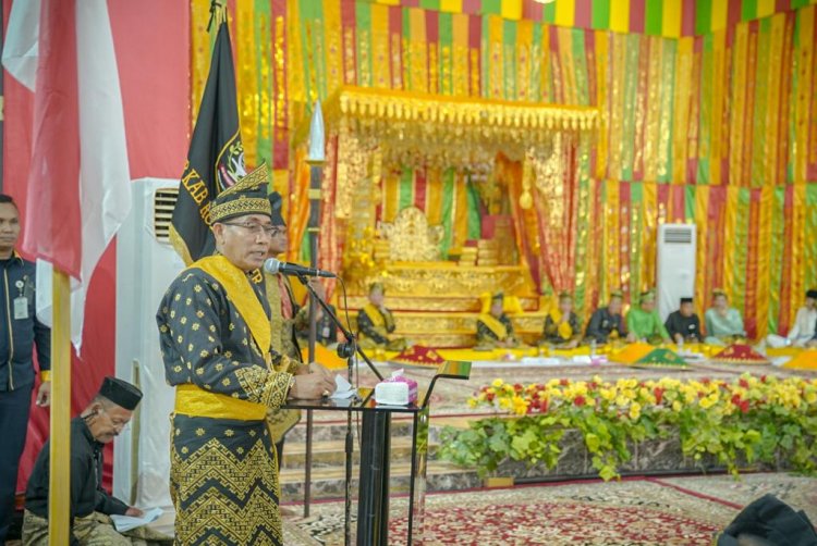 Datuk Seri Marjohan Yusuf dan Bupati, Kukuhkan Pengurus MKA dan DPH LAM Rohil Periode 2022-2027