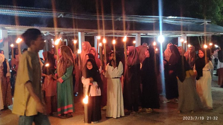 Mahasiswa KKN UIN Gelar Pawai Obor di Labuhan Tangga Kecil