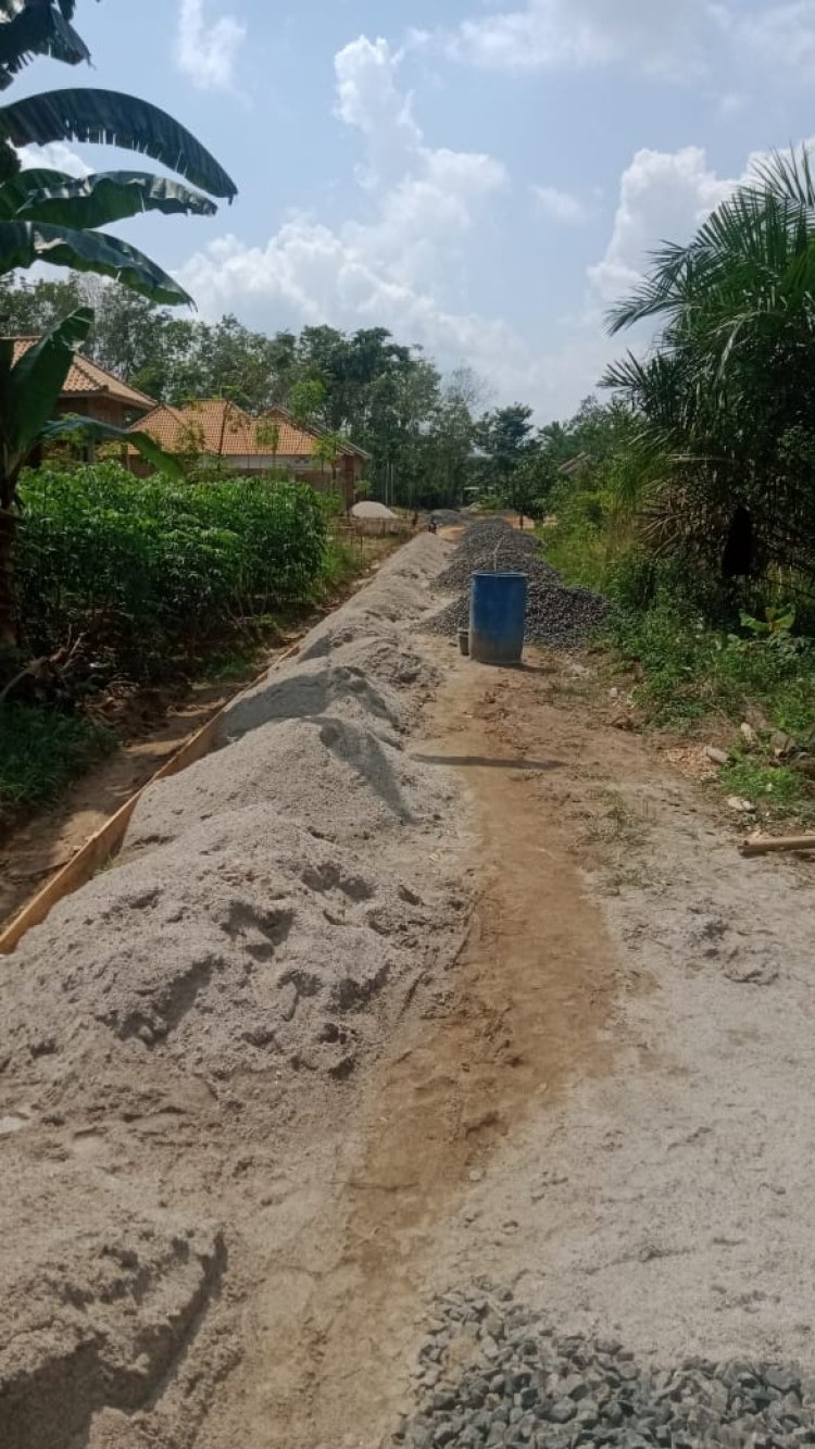 Disinyalir Pekerjaan Rabat Beton di Kampung Negara Ratu "Dibackup", Inspektorat : Laporkan!