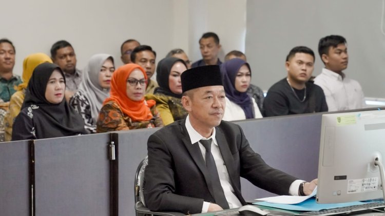 Lulus Ujian Tesis di Pascasarjana UIR, Bupati Rohil Dapat Nilai A