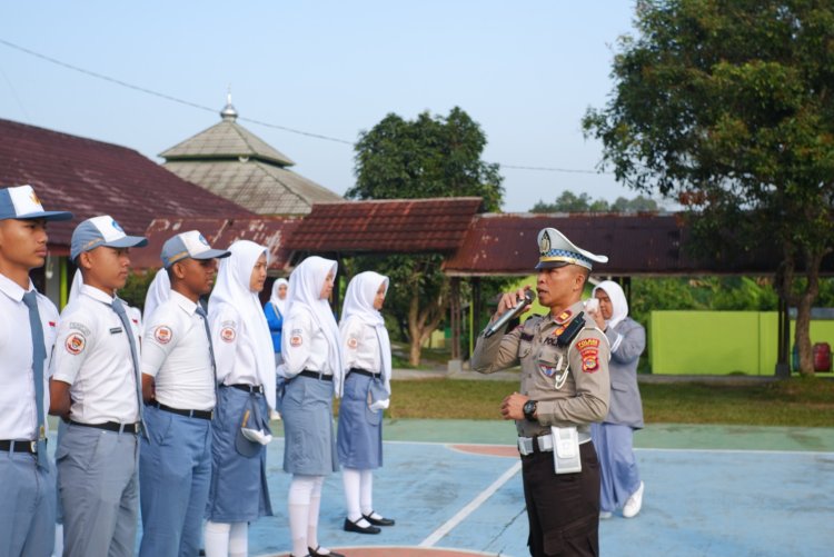 Sat Lantas Polres Lambar Gelar Police Goes To School di SMAN 1 Liwa