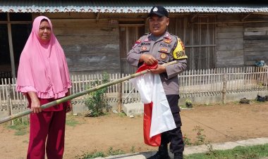 Melalui Bhabinkamtibmas, Polsek Sumber Jaya Bagikan Bendera kepada Masyarakat