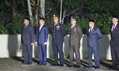 Kapolres Lambar Beserta Personil Ikuti Upacara Renungan Suci di TMP