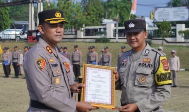 Kapolres Lampung Utara Beri Penghargaan Kepada 2 Personel Berprestasi