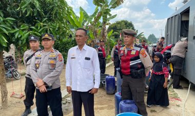 Polres Lampung Barat bagikan Air Bersih Kepada Masyarakat yang Terdampak Kemarau