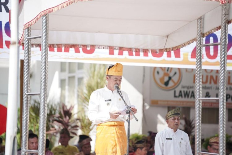 Bupati Rohil Sampaikan Amanat Gubernur Saat Pimpin Upacara HUT Provinsi Riau ke-66