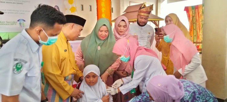 Launching Pencanangan Antigen Baru (HPV) dan Rotavirus, Dinkes Rohil  Berikan Imunisasi ke Siswa