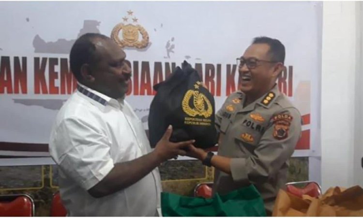 Kapolri Salurkan 264,7 Ton Beras dan 1.500 Sembako untuk Warga Papua