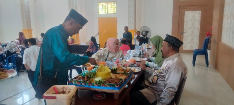 Banjir Ucapan Selamat & Surprise, Karyawan dan Staf Rayakan Hari Ulang Tahun Kadis DLH