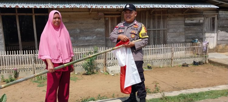 Melalui Bhabinkamtibmas, Polsek Sumber Jaya Bagikan Bendera kepada Masyarakat