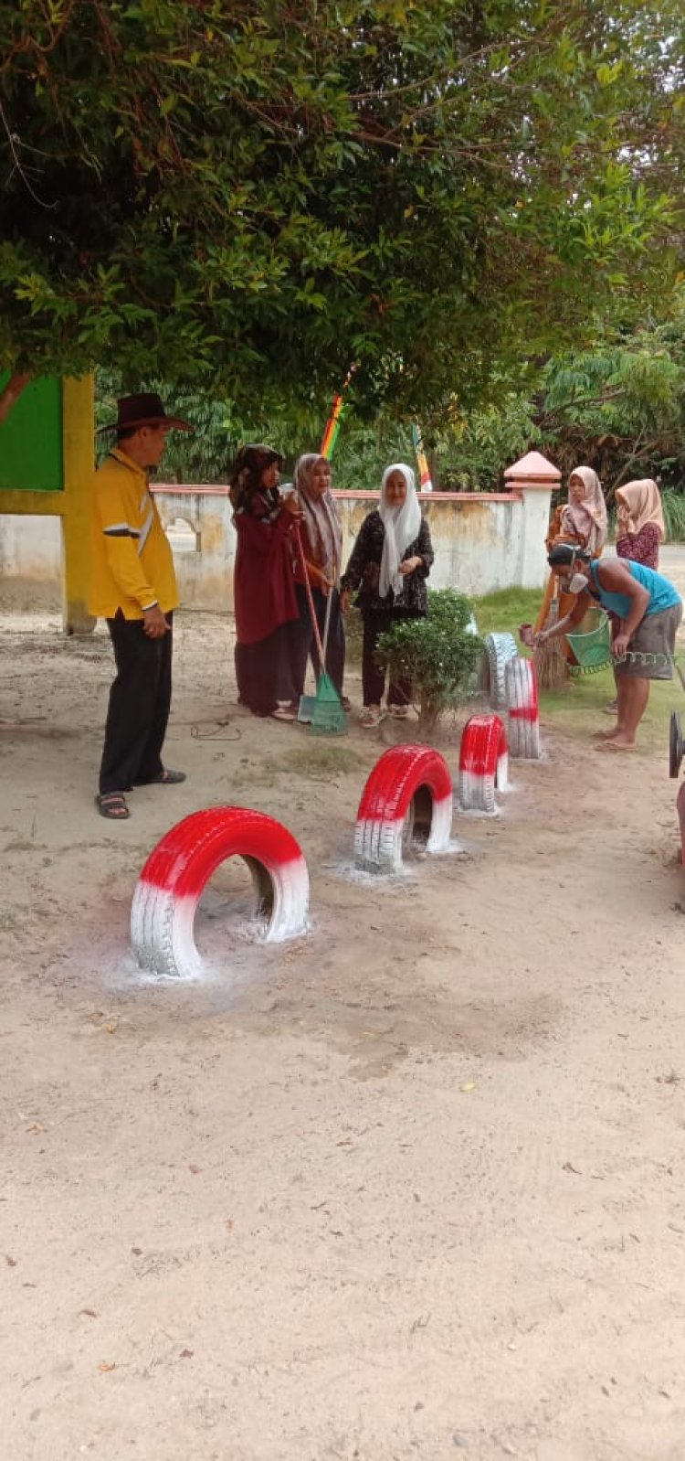 Sambut HUT RI ke-78, Gotong Royong di Kantor Penghulu Bagan Nibung
