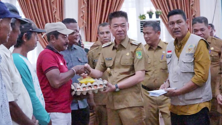 Bupati Rohil Beri Bantuan Sembako ke Abang Becak dan Penarik Gerobak