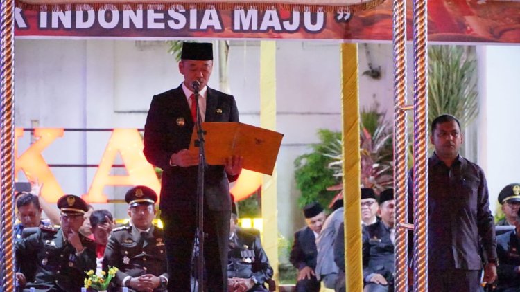 Lepas Peserta Pawai Obor Malam Taptu, Bupati Rohil Harap Semangat Menyala Mempertahankan Kemerdekaan RI