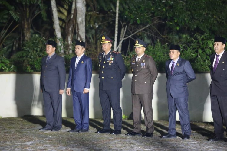 Kapolres Lambar Beserta Personil Ikuti Upacara Renungan Suci di TMP