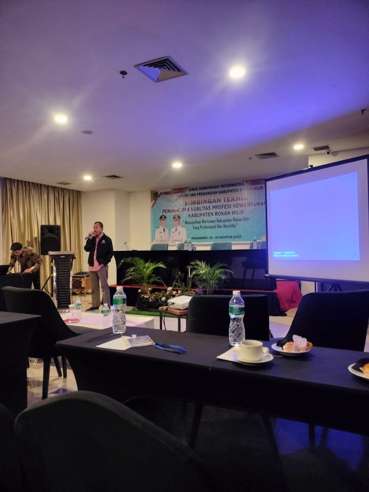 Anggota Dewan Kehormatan PWI Riau Berikan Materi Terkait KIP