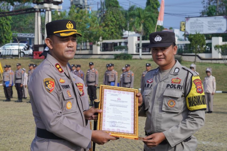 Kapolres Lampung Utara Beri Penghargaan Kepada 2 Personel Berprestasi