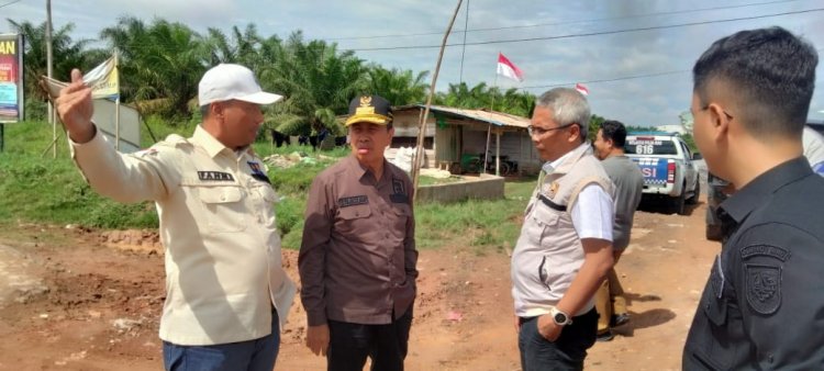 Tinjau Pembangunan Jalan Pesisir Rohil, Gubri : Tingkatkan Perekonomian Masyarakat