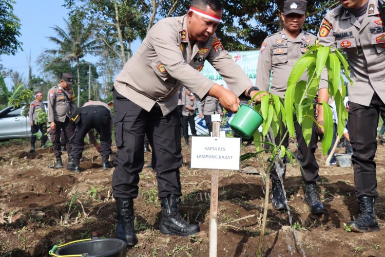 Peduli Penghijauan Lingkungan, Kapolres Lambar Pimpin Tanam Ribuan Pohon