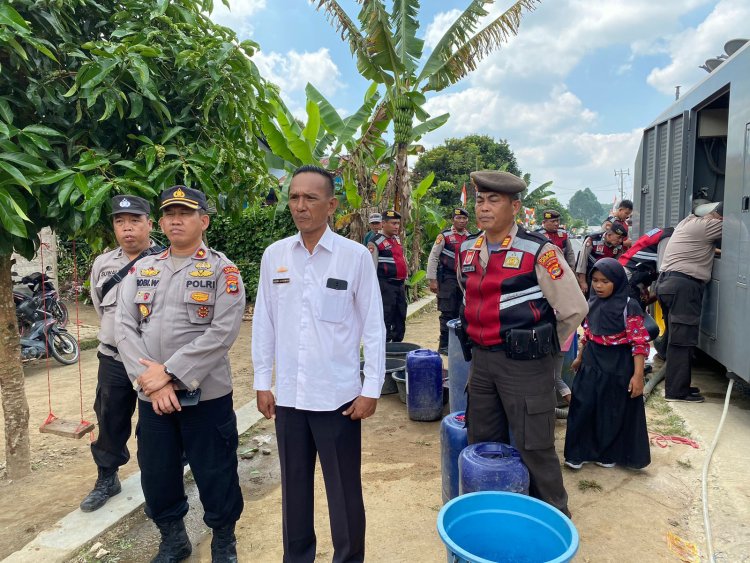 Polres Lampung Barat bagikan Air Bersih Kepada Masyarakat yang Terdampak Kemarau