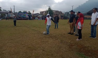 Ketua DPRD Lambar Tendang Bola Pertama  Tanda Pembukaan Open Turnamen Peratin Cup 2023