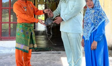 Peduli Lingkungan Hidup, Camat Rantau Kopar Bagikan Bibit Pohon Peneduh