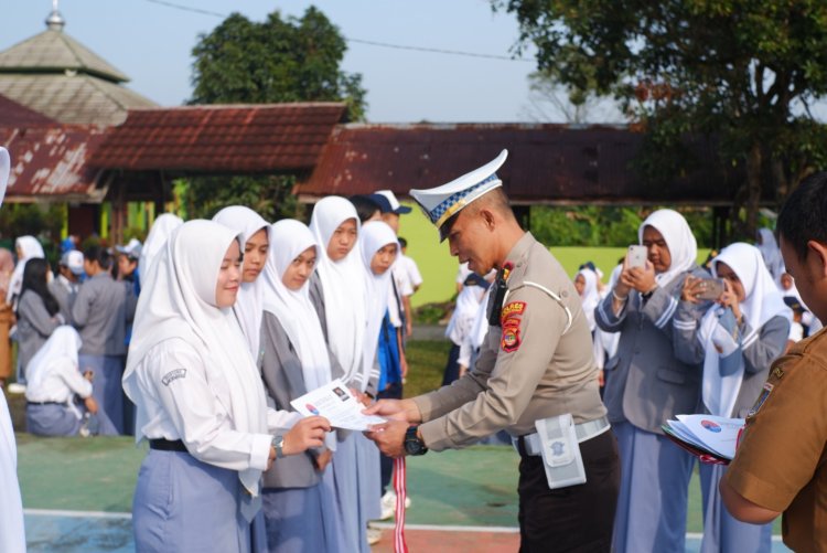 Police Go To School Ops Zebra Krakatau 2023, Satlantas Polres Lampung Barat Sambangi SMAN 1 Sekincau