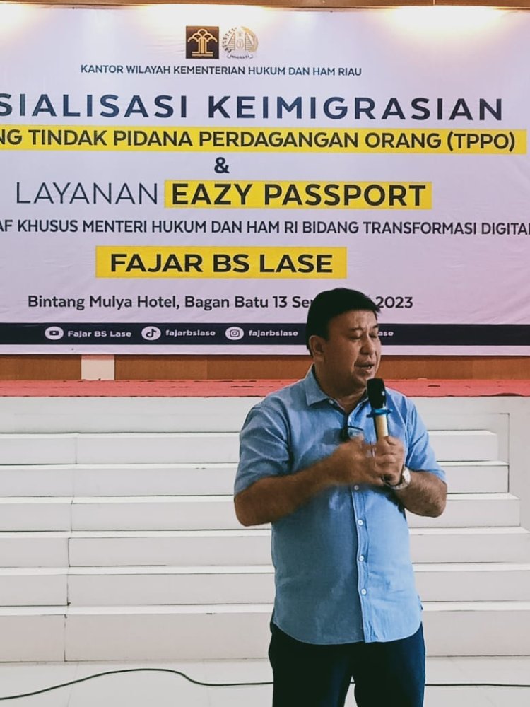 Hadir Acara Sosialisasi, Staf Khusus Kemenkumham Beri Pelayanan Passport Digital