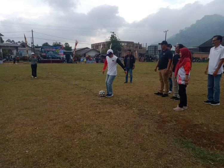 Ketua DPRD Lambar Tendang Bola Pertama  Tanda Pembukaan Open Turnamen Peratin Cup 2023