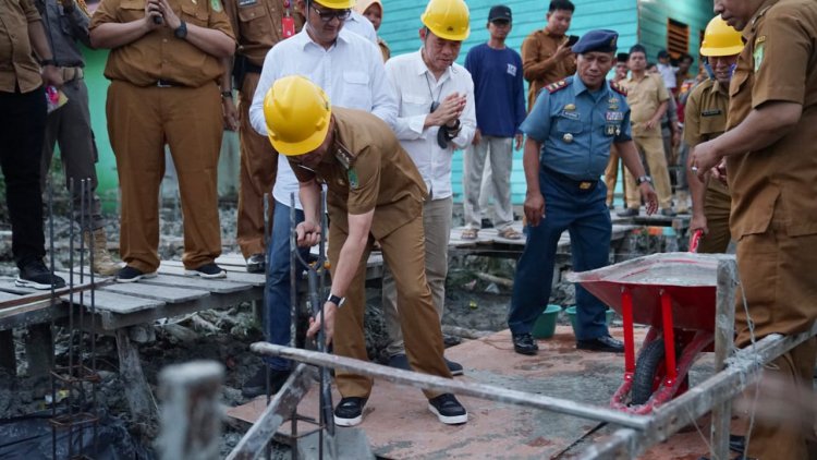 Bupati Rohil Letakan Batu Pertama Pembangunan SD dan SMP Sumbangan dari Donatur