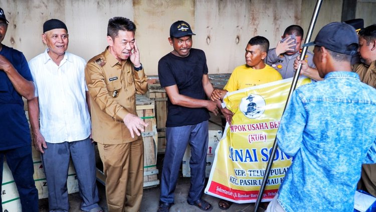 Bupati Rohil Secara Simbolis Serahkan Bantuan 80 Buah Mesin Boat ke Kelompok Nelayan