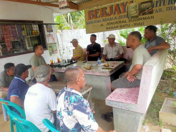Babinkamtibmas Bersama Tokoh Masyarakat dan Aparat Desa Rapat Perbaikan Jalan Rusak