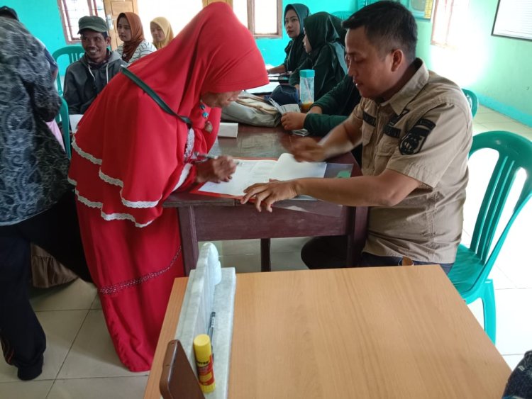 Bagikan BLT DD Tahap 3, Ini Pesan Kepala Pekon Petay Kayu