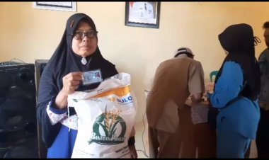 Pemdes Batu Api Salurkan Beras Cadangan Pangan Pemerintah kepada 100 KPM