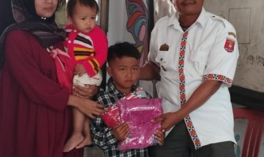 Pemdes Tugu Mulya Bagikan Seragam Gratis Siswa/i PAUD dan TK Pura Asih