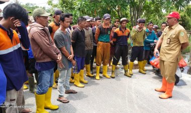 DLH Rohil Turunkan Petugas Atasi Banjir di Jalan Pelabuhan Baru dan Nelayan