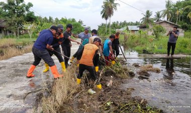 Atasi Banjir, DLH Rohil Normalisasi Saluran Air dari Pelabuhan Baru Sampai SMAN 2