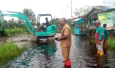 Kadi LH Rohil Pantau Langsung Pengerjaan Normalisasi Banjir di Semua Titik