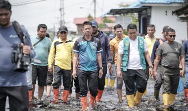 Bupati Rohil Bagikan Ratusan Sembako Saat Kunjungi Warga Terdampk Banjir