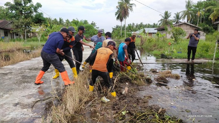 Atasi Banjir, DLH Rohil Normalisasi Saluran Air dari Pelabuhan Baru Sampai SMAN 2