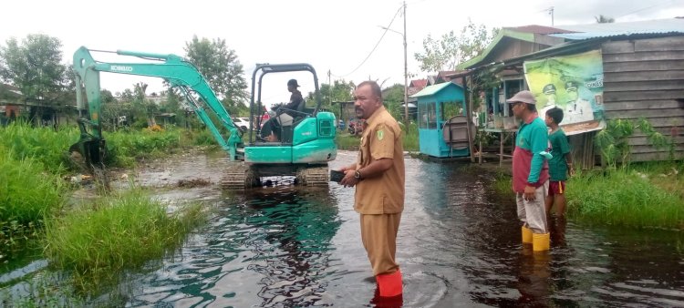 Kadi LH Rohil Pantau Langsung Pengerjaan Normalisasi Banjir di Semua Titik
