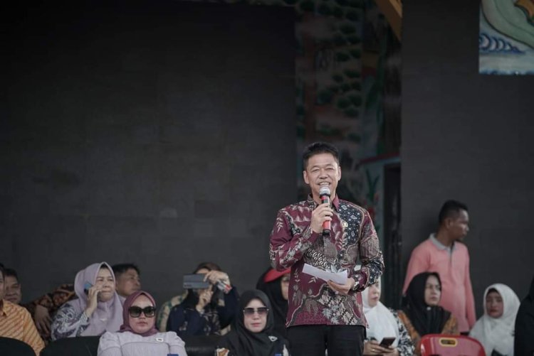 Resmikan Jembatan dan Kelenteng, Bupati Potong Pita dan Tandatanganani Prasasti