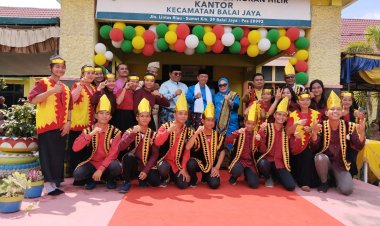 Hadiri HUT Kecamatan Balai Jaya, Bupati Rohil Lantik Penghulu Balam Jaya.