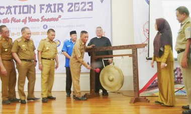 Pemukulan Gong Oleh Wakil Wali Kota Metro, Kegiatan Yos Education Fair 2023 Resmi Dibuka