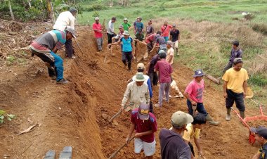 Pemerintah Pekon Tugu Mulya Bersama Masyarakat Bergotong Royong Lebarkan Jalan