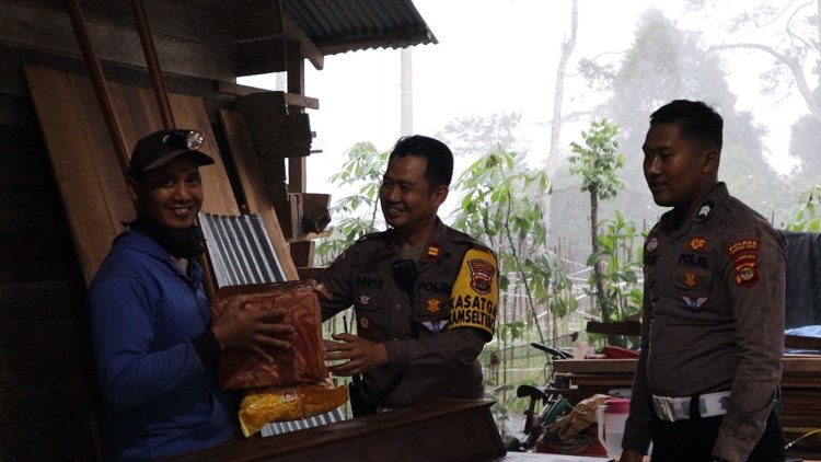 Polres Lampung Barat Bagikan Sembako pada "Jum'at Berkah"