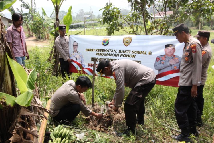 Kabag SDM  Polres Lampung Barat Gelar Bakti Kesehatan dan Penanaman Pohon
