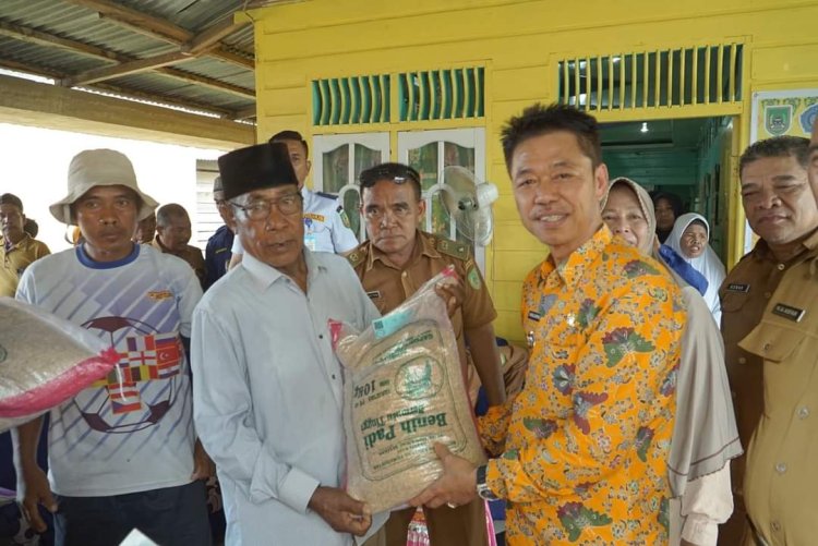 Bupati Rohil Serahkan Bantuan Benih Padi ke Gapoktan, Dukung Program Ketapang