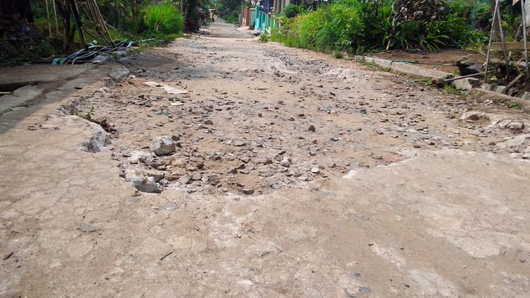 Masyarakat Keluhkan Jalan Lingkar Pemangku 4 Pekon Sukananti yang Rusak